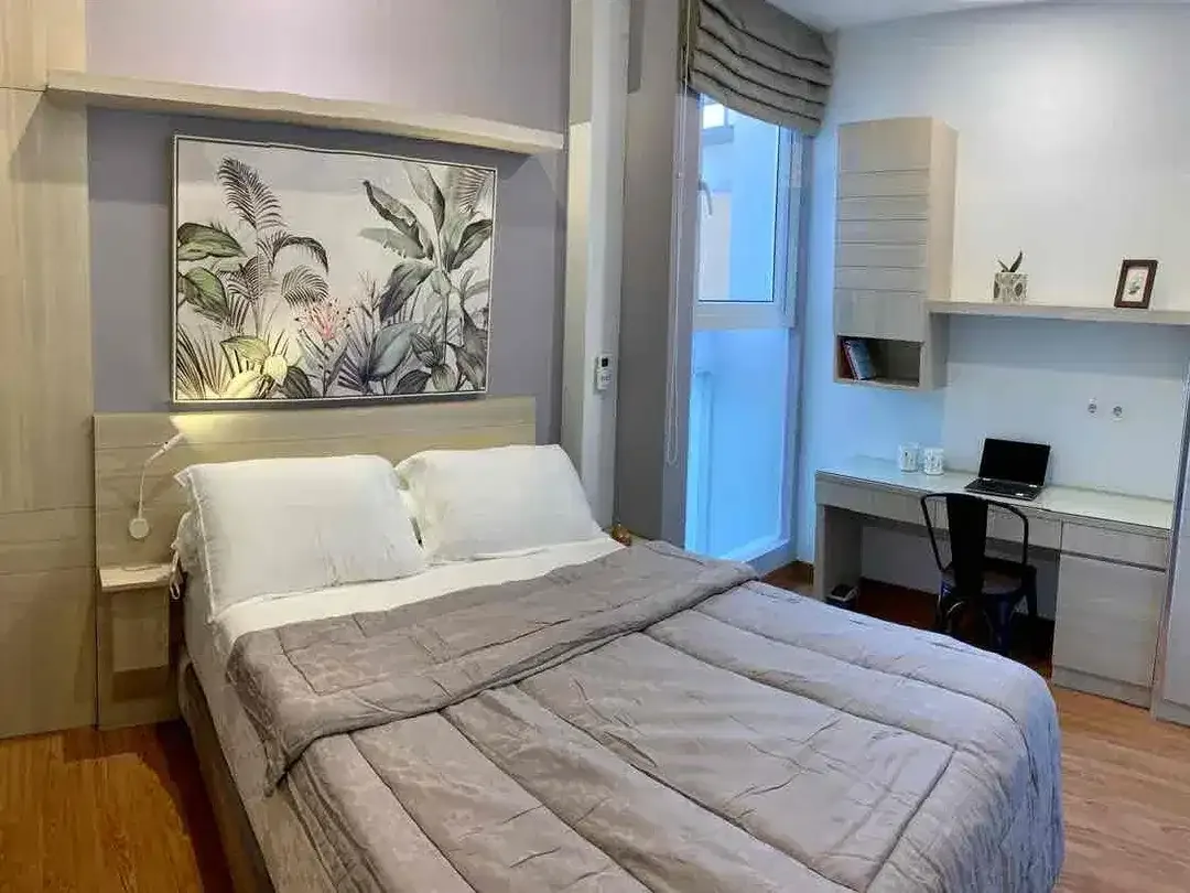 DISEWAKAN RUMAH ELEGAN DENGAN TAMAN LUAS  DI RENON - Image 7 of 10