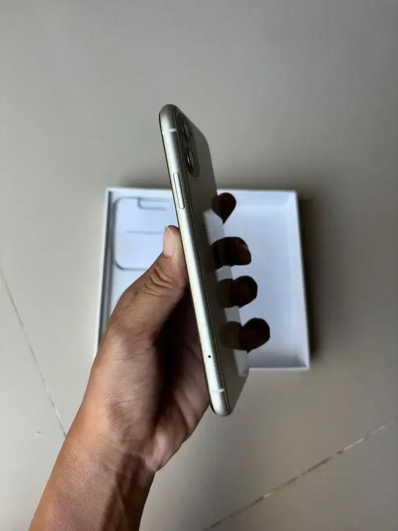 iPhone 11 64GB White inter - Image 7 of 8