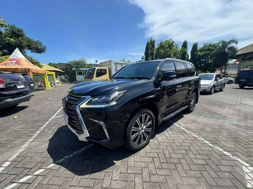 Lexus LX570 2018 Bensin - Image 1 of 9