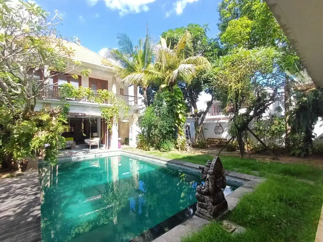 Villa Mewah Gaya Kolonial 5 Kamar di Umalas Bali - Image 3 of 10