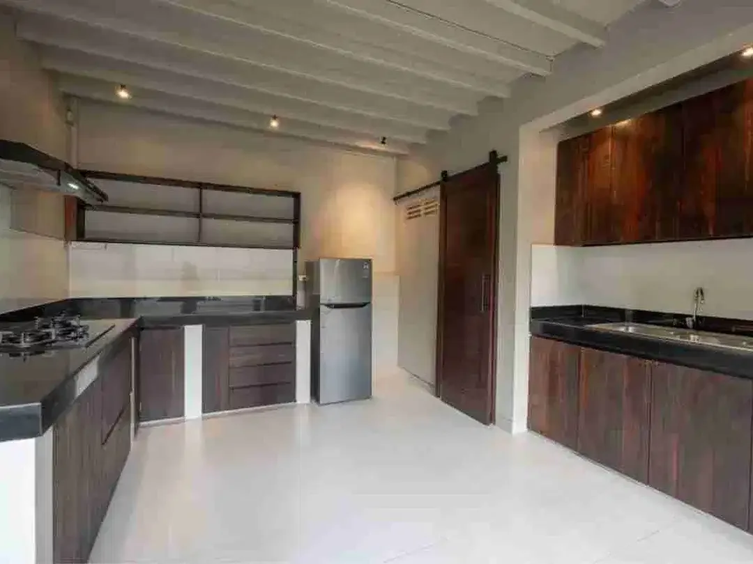 Luxury Vila Kontemporer 3 Kamar Full Furnish di Kerobokan - Image 5 of 10
