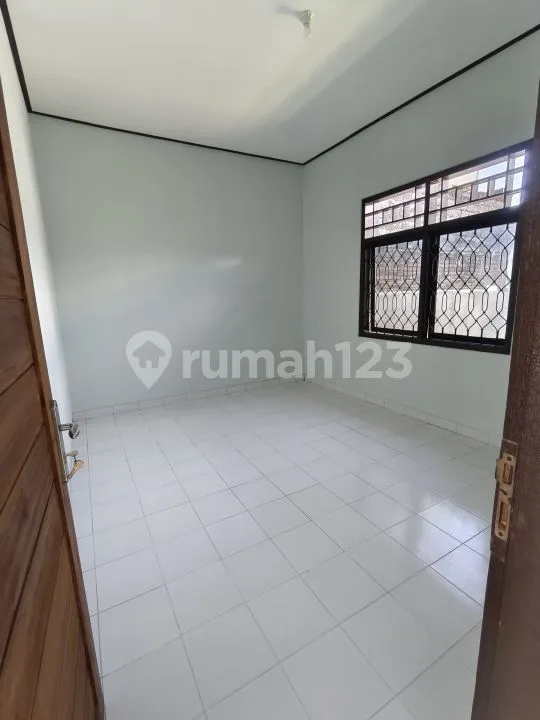 Rumah 2 Lantai Baru Renov, Siap Huni Lokasi Strategis - Image 2 of 4
