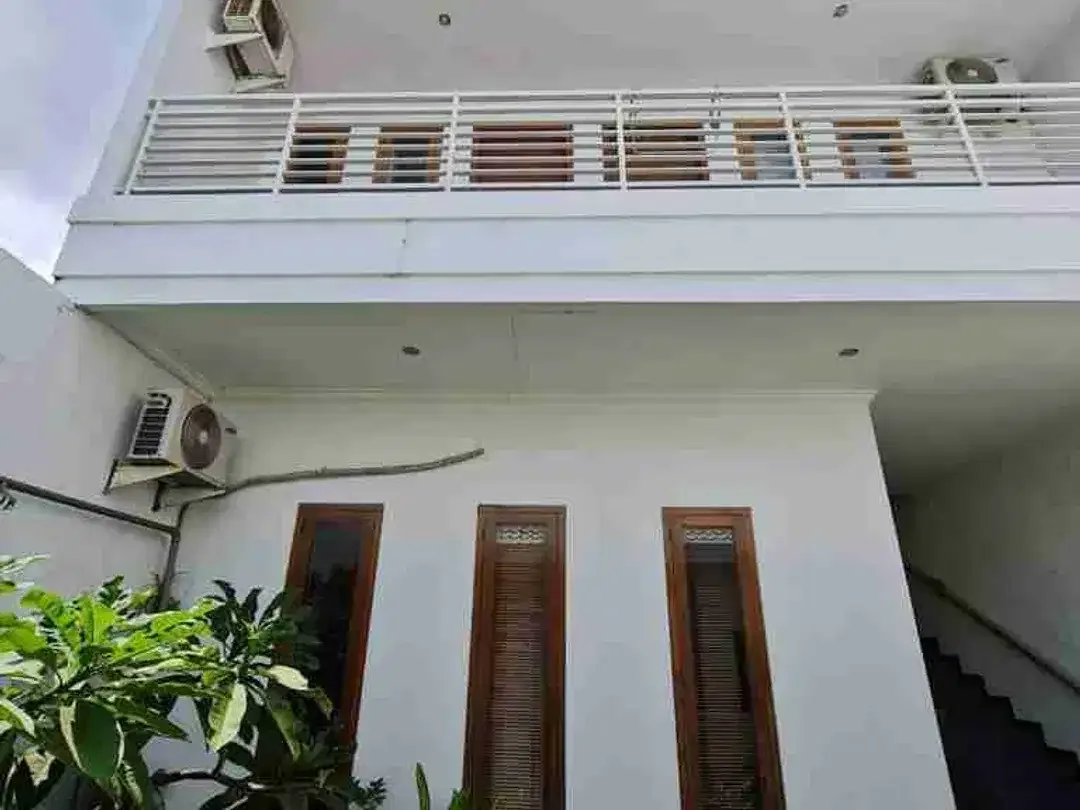 Rumah 2 Lantai 3 Kamar di Kawasan Villa Kerobokan Badung - Image 1 of 9