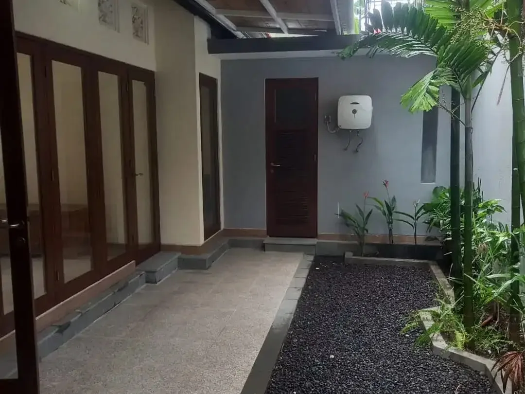 FOR SALE RUMAH SIAP HUNI RENOVATED 3BR LOKASI DEKAT BEACH MERTASARI SANUR - Image 7 of 10