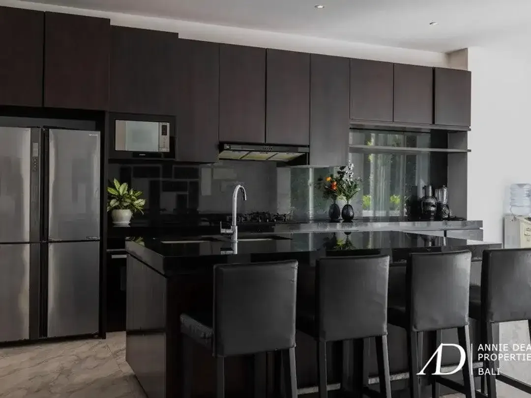 FREEHOLD | MODERN ALL-WHITE DESIGN VILLA WITH ROOFTOP & OCEAN VIEWS - JIMBARAN - Image 6 of 10
