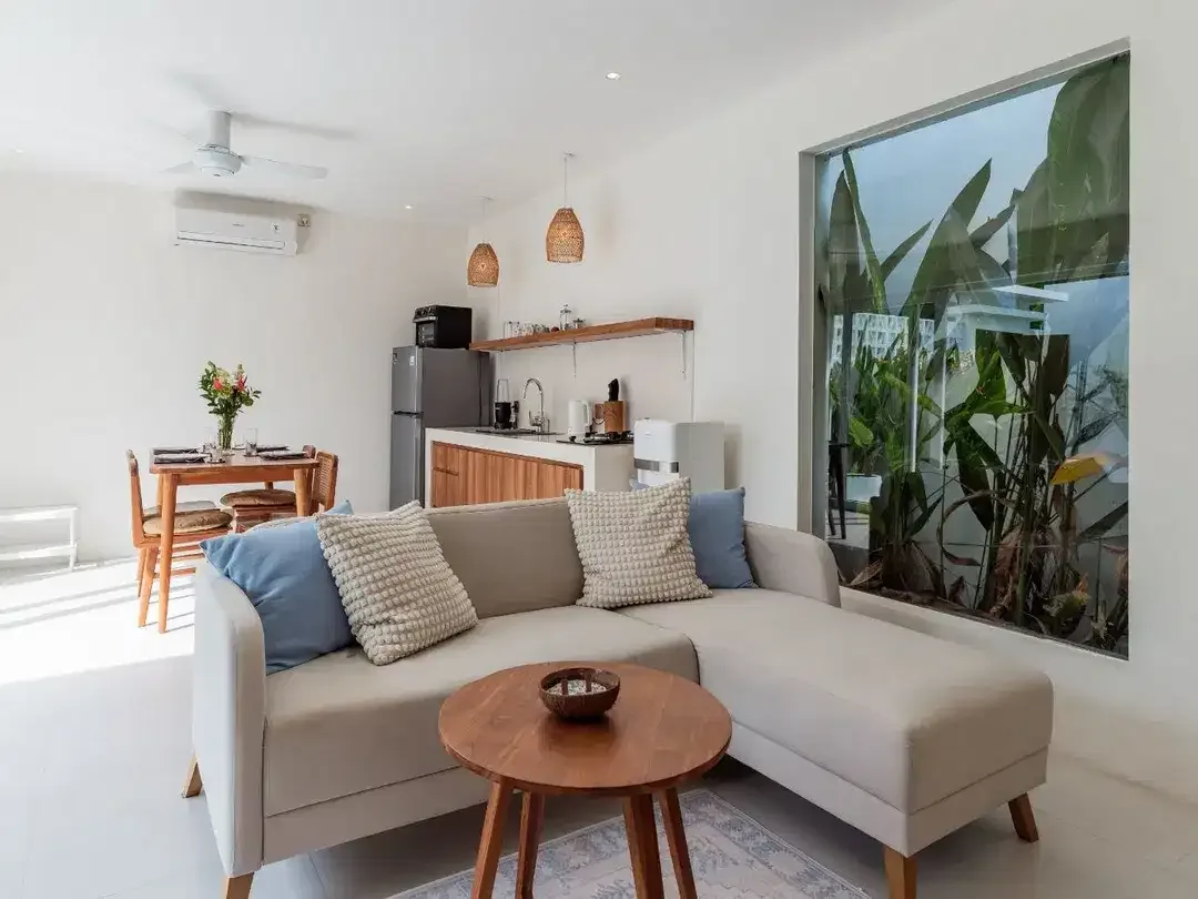 Vila bergaya dengan ruang kerja dan teras di kawasan Canggu! - Image 2 of 10