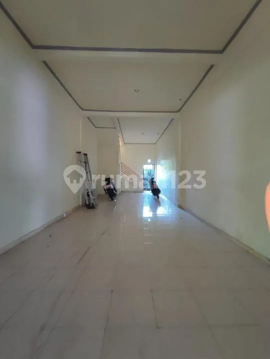 For Sale, Ruko 2 Lantai Pinggir Jalan Provinsi di Tabanan dilengkapi Basement dan Kamar Staff Cocok Untuk Kantor, Usaha Perdagangan, Simpan Pinjam, Koperasi, Instansi Pemerintah. - Image 2 of 4