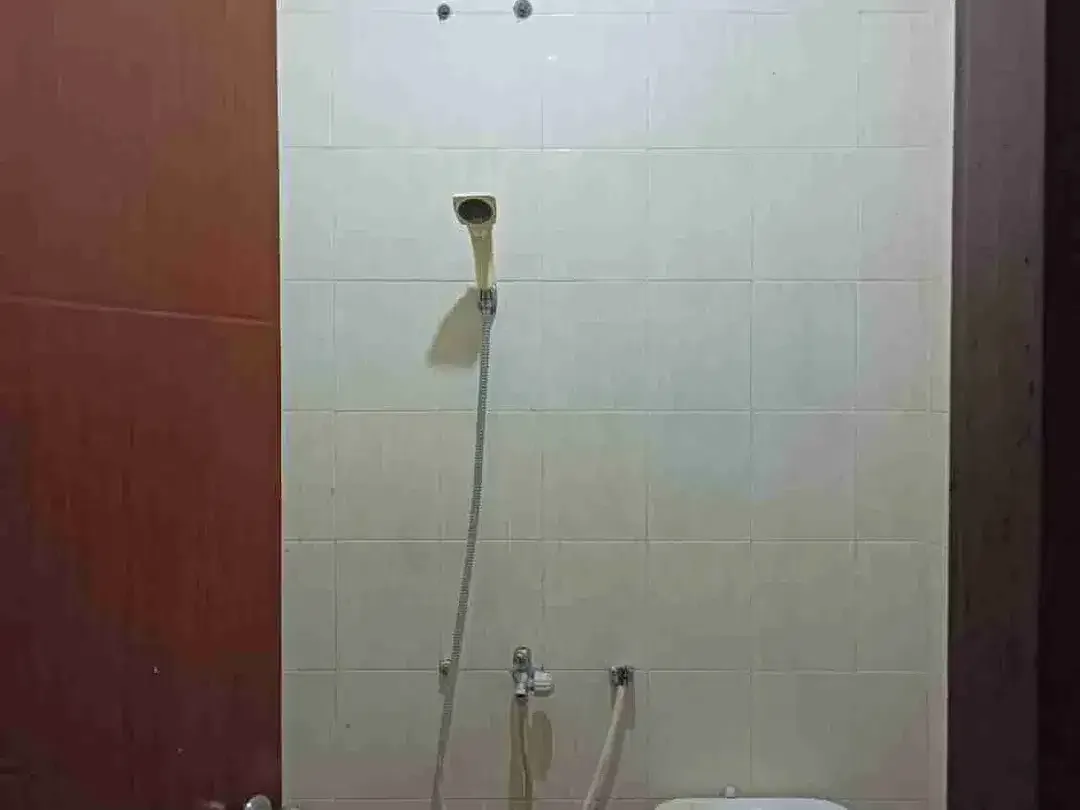 Rumah 3 kamar perum cempaka sari one gate system strategis furnished SHM - Image 5 of 8