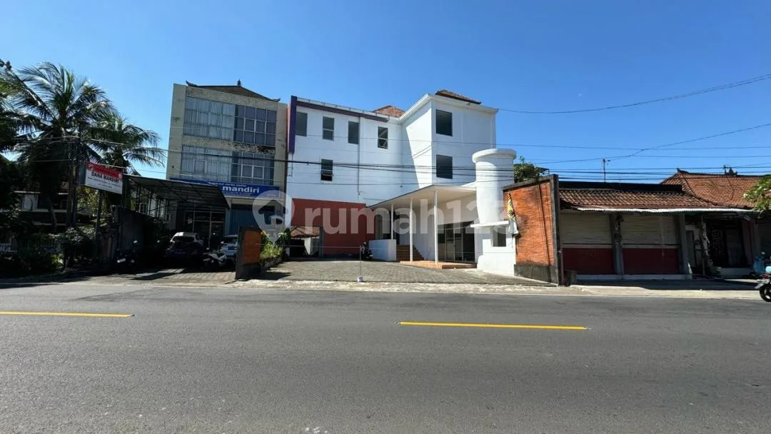 Ruko Jual di Jalan Utama dan Banyak Ruangan Lokasi Dekat Pasar Seni Sukawati - Image 1 of 4