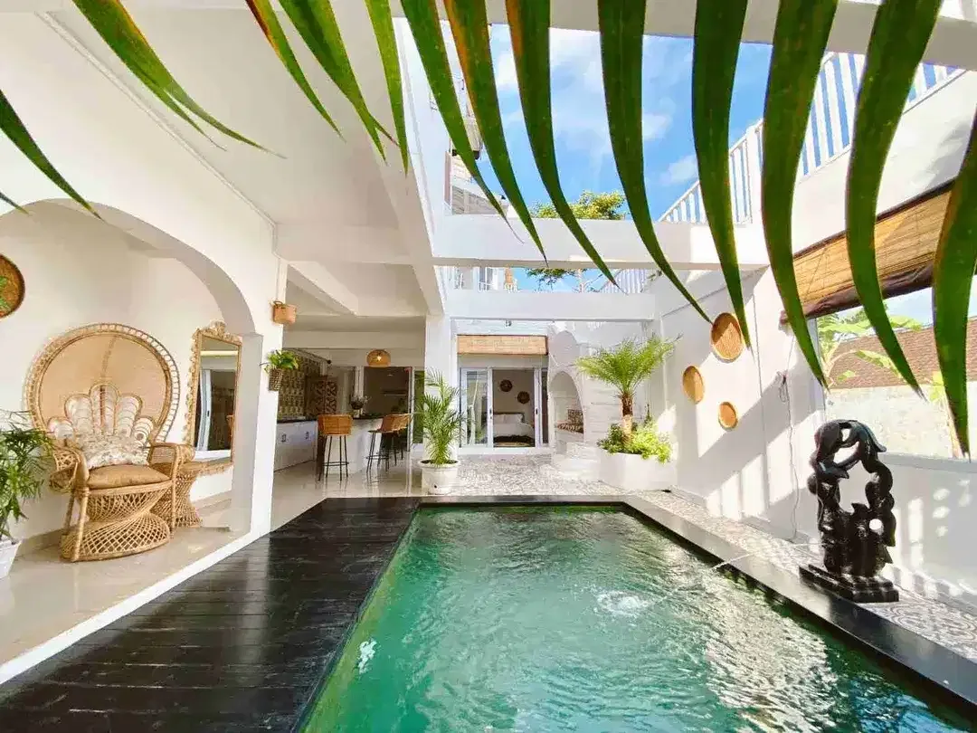 Villa Furnished 3 lantai Lokasi Jl Kunti Seminyak area Wisata dekat Pantai cocok untuk investasi. ld - Image 1 of 10