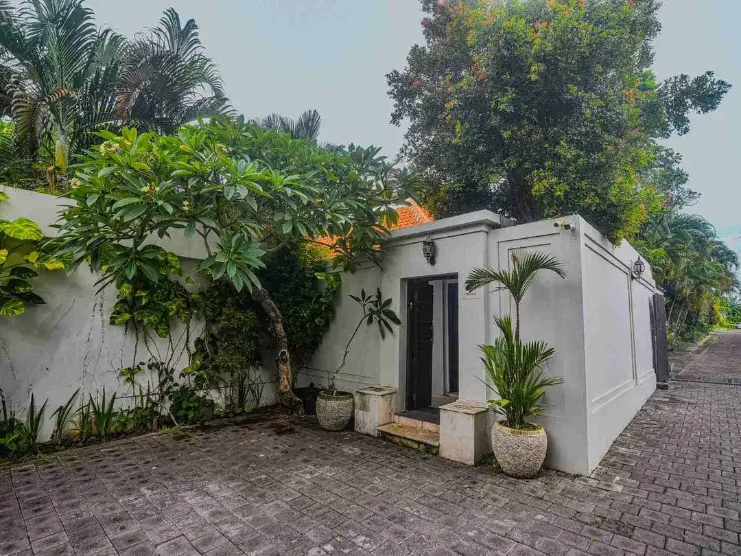 DIJUAL VILLA TROPIS MODERN,UMALAS, KUTA SELATAN - Image 1 of 10