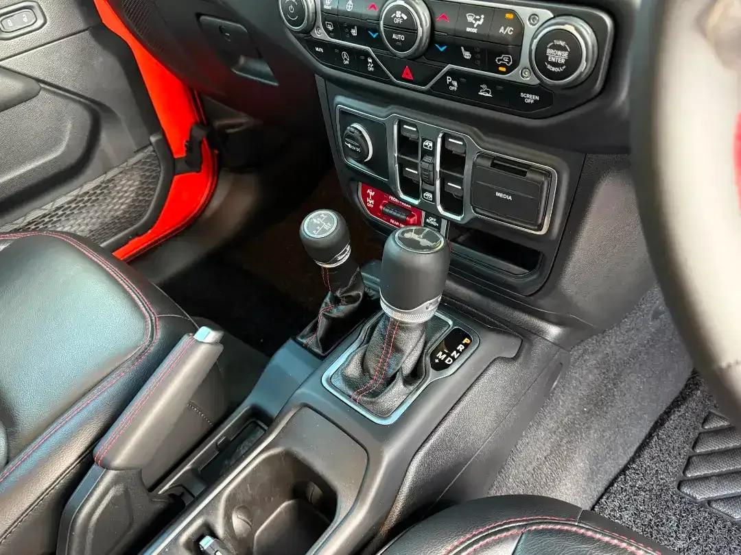 Jeep Rubicon JL 2.0L Sky One Touch 2023 - Image 7 of 10