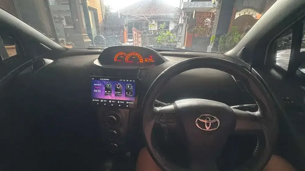 Toyota Yaris 2012 - Image 2 of 5