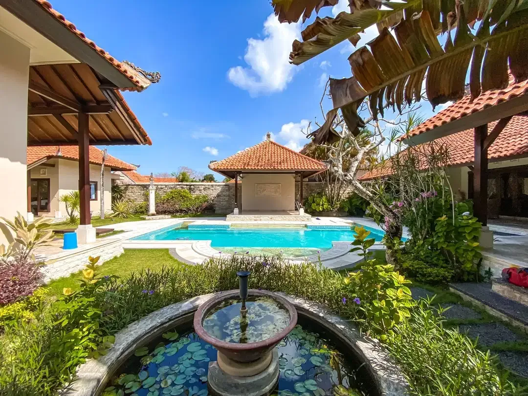 PRIVATE BALINESE STYLE VILLA AT ONE GATED AREA BENOA - Image 6 of 10