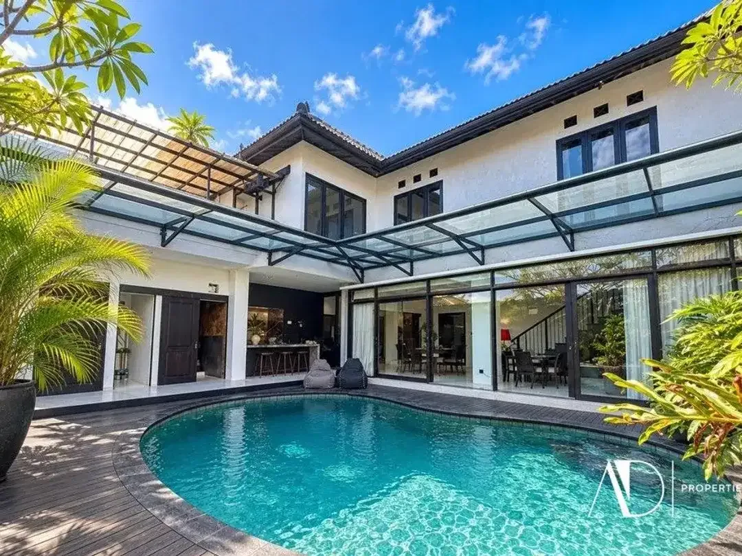 FREEHOLD | 3-BEDROOM ELEGANT TROPICAL VILLA IN KEROBOKAN - Image 1 of 10