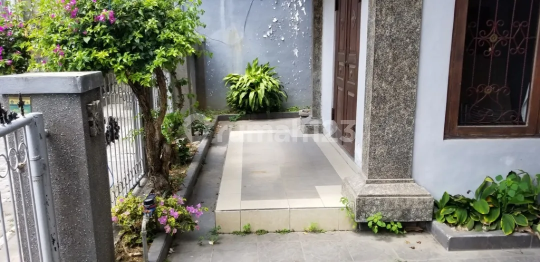 OLD HOUSE GOOD QUALITY ON A SMALL LOT LAND (rare) IN THE HEART OF PETITENGET KUTA - Image 3 of 4