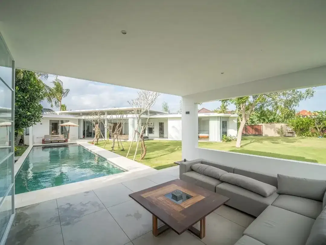 Freehold - Timeless Tropical Villa with Sophisticated Charm in Umalas - Image 3 of 10