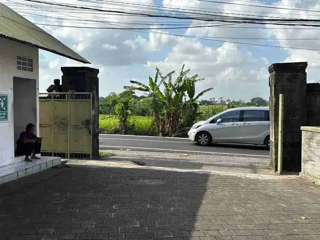 Dijual Tanah ada Bangunan Gudang yang berlokasi di Pinggir Jalan Raya Tumbak Bayuh - Image 2 of 10