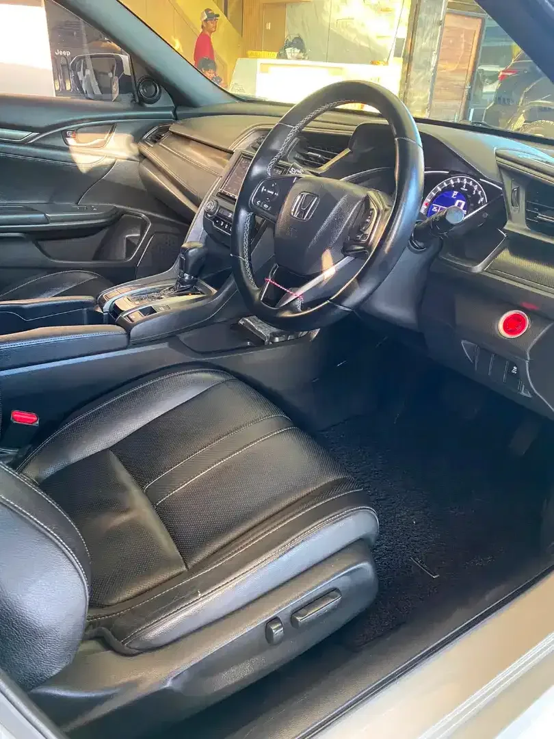 Honda Civic Turbo Hatchback 2018 Automatic - Image 6 of 10