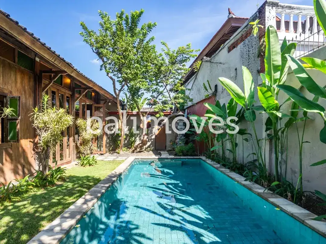 Vila Elegan Bergaya Joglo dengan Tiga Kamar Tidur di Tepi Pantai Sanur - Image 2 of 10