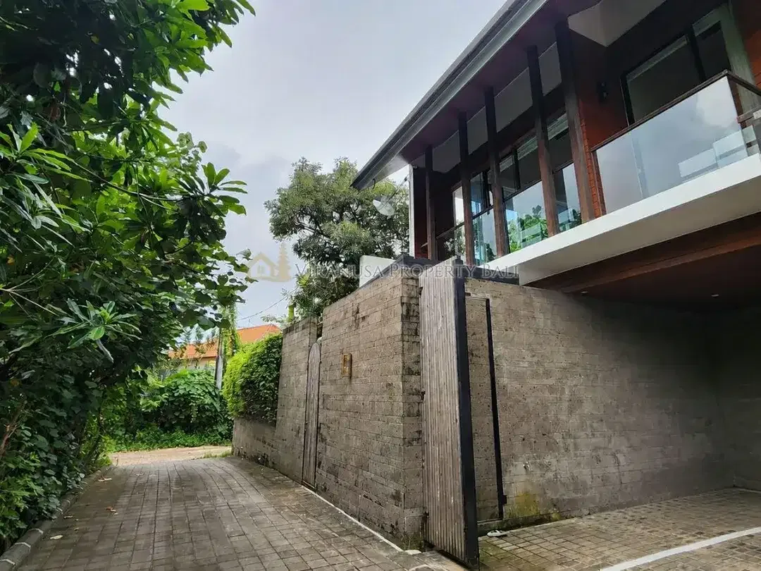 Villa Modern 4 Kamar Tidur dengan Pemandangan Sawah – Freehold / Leasehold di Sanur, Bali - Image 1 of 10