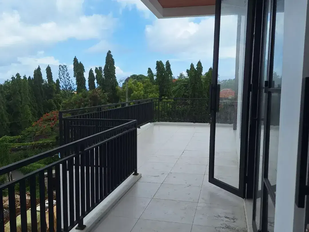 VILLA BARU 3 LANTAI DENGAN PEMANDANGAN LAUT DAN TELUK BENOA BALI - Image 8 of 10