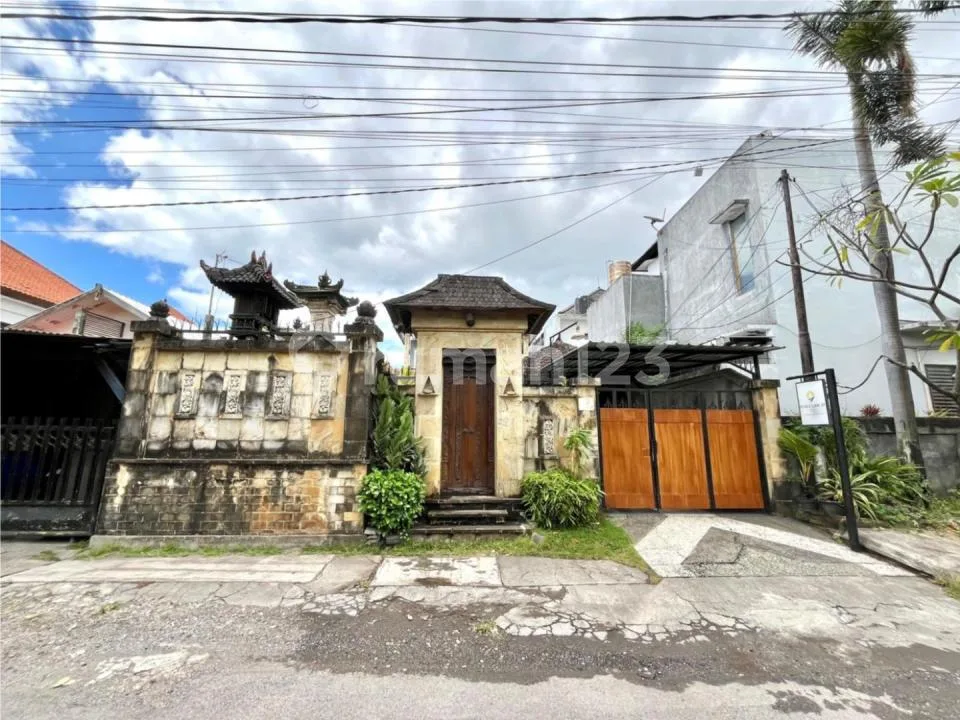 Siap Huni Rumah Mewah Halaman Luas Area Renon - Image 1 of 4