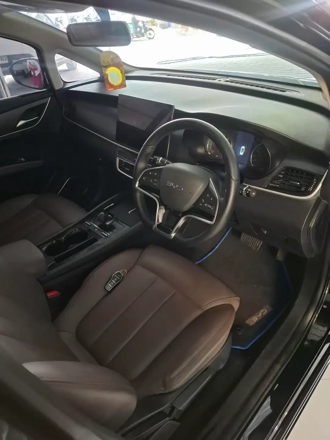 BYD M6 hitam 2025 - Image 5 of 6