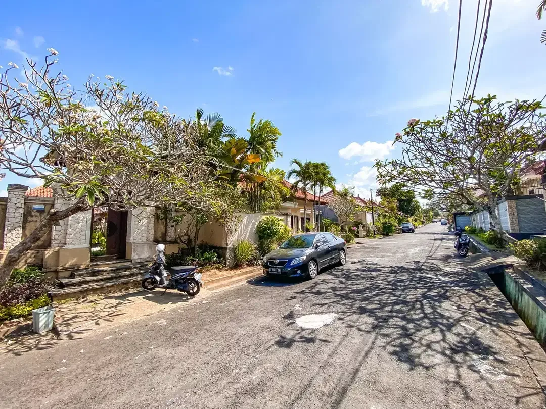 PRIVATE BALINESE STYLE VILLA AT ONE GATED AREA BENOA - Image 9 of 10