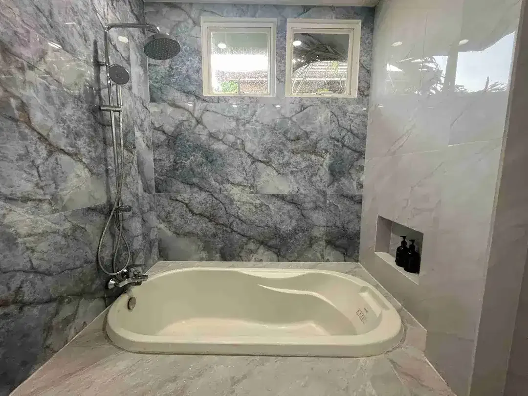DI JUAL DAN DI SEWAKAN RUMAH SEMI VILLA YANG TERLETAK DI KAWASAN IMAM BONJOL DENPASAR SELATAN - Image 7 of 10
