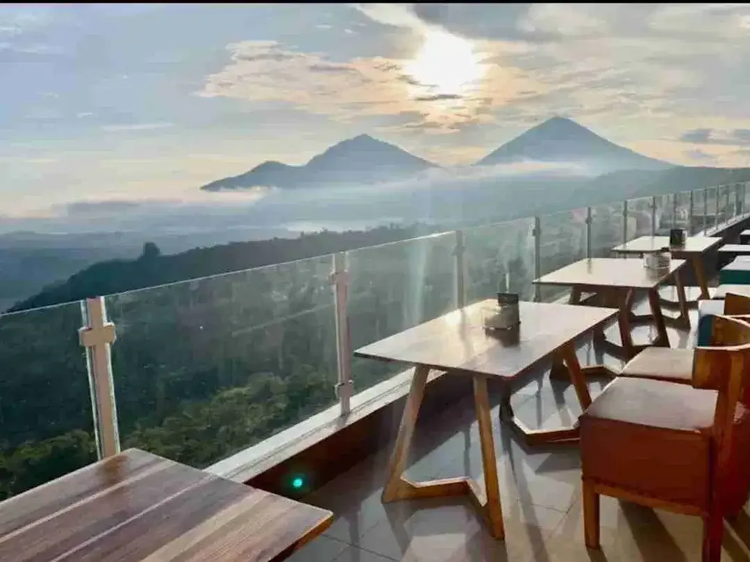 Tanah isi Bangunan Resto Di Utama Penelokan Kintamani View Gunung dan Danau Batur - Image 1 of 9