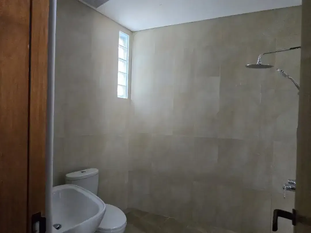 DI JUAL VILLA AREA NUSA DUA BALI DEKAT PINTU TOLL FULL FURNISH - Image 7 of 10