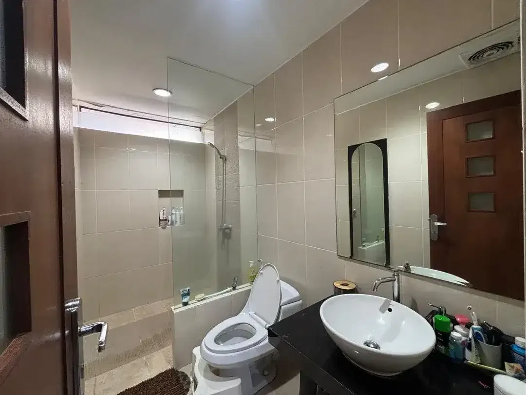 SPACIOUS 4BEDROOM HOUSE IN HARVESTLAND KUTA - Image 4 of 10