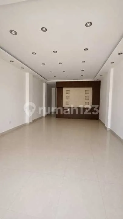 Ruko 3 Lantai Baru Renovasi di Jalan Teuku Umar Lokasi Premium - Image 2 of 4