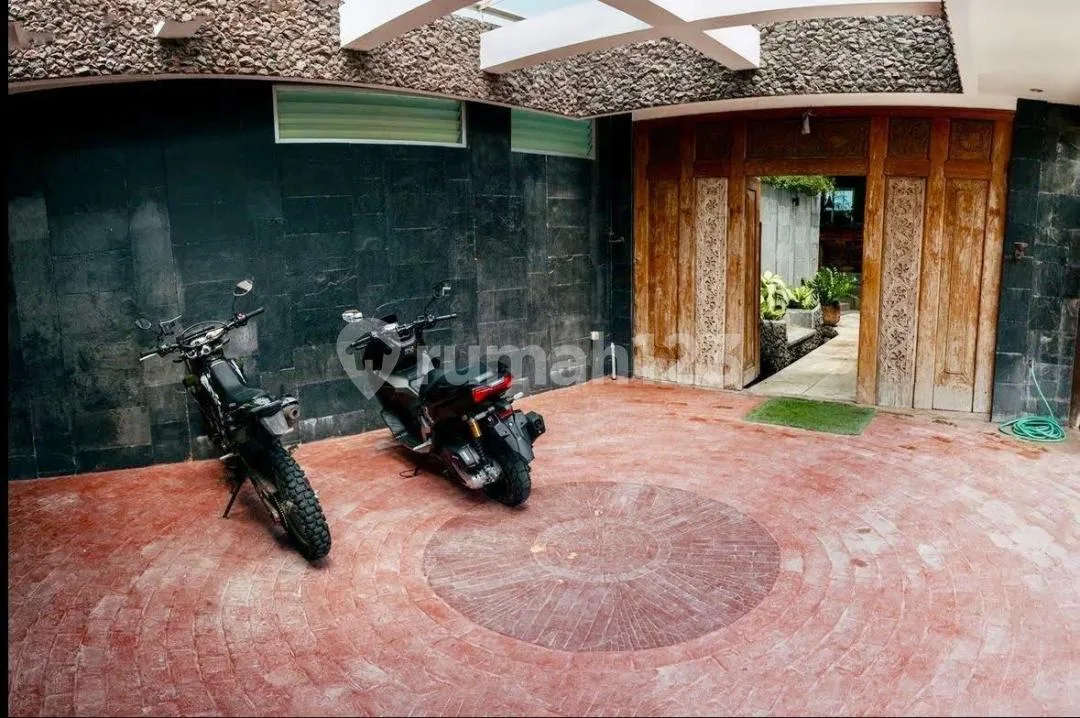Villa Mewah 4 LT Lengkap Internet Kencang Dekat Pantai di Canggu - Image 4 of 4