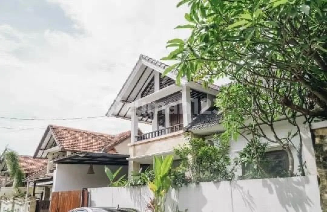 Siap Huni Rumah Lantai 2 Full Furnish Dekat Canggu Her - Image 1 of 4