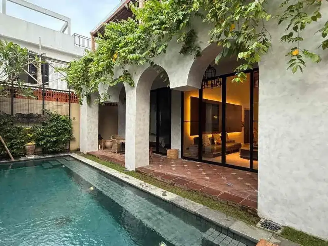 DIJUAL / FREEHOLD : Modern Villa 4 Beds, 1 MILE TO THE BEACH, SEMINYAK - OBEROI - Image 1 of 10
