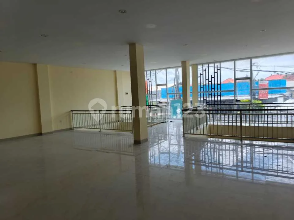 For Sale, Ruko Ngantong 3 Lantai di Jalan Utama Provinsi di Denpasar Barat Cocok Untuk Kantor, Klinik, Petshop, Gudang Transit, Toko Bangunan, Distributor PVC - Image 1 of 4