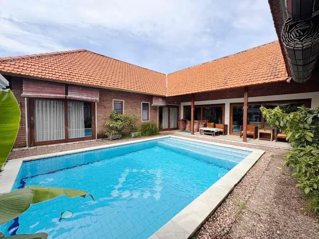 4 BEDROOMS RUMAH STYLE VILLA, TENANG LOKASI STRATEGIS DI SANUR KAUH - Image 2 of 10