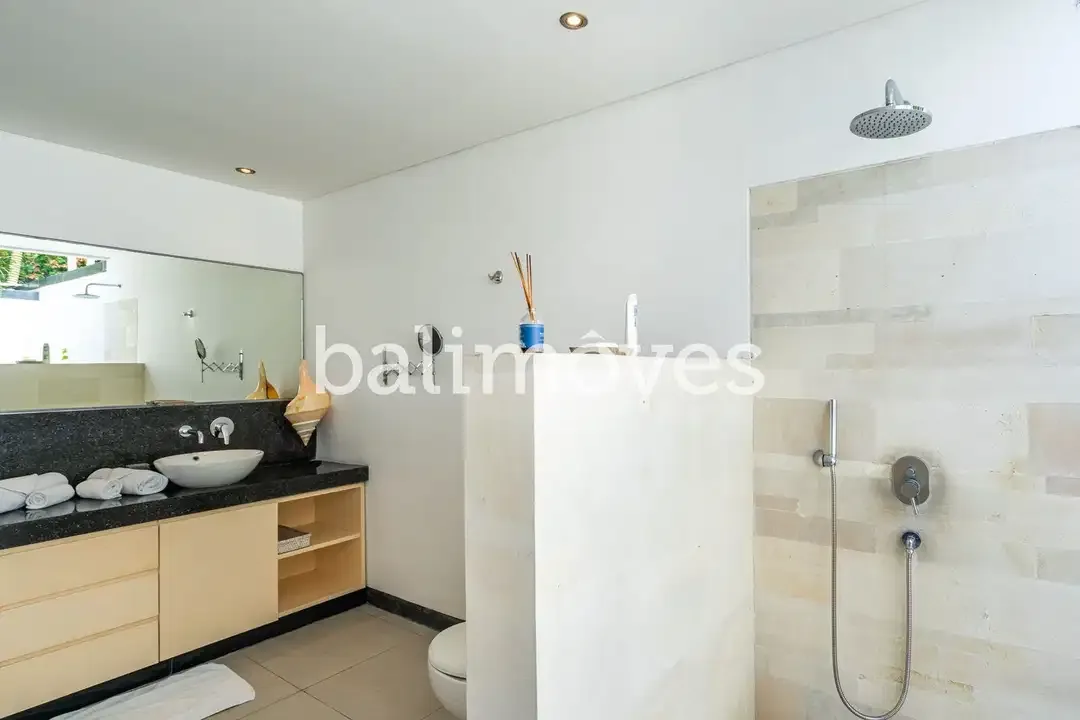 Luas & Terang Villa Tiga Kamar Tidur Di Tepi Pantai Sanur - Image 3 of 10