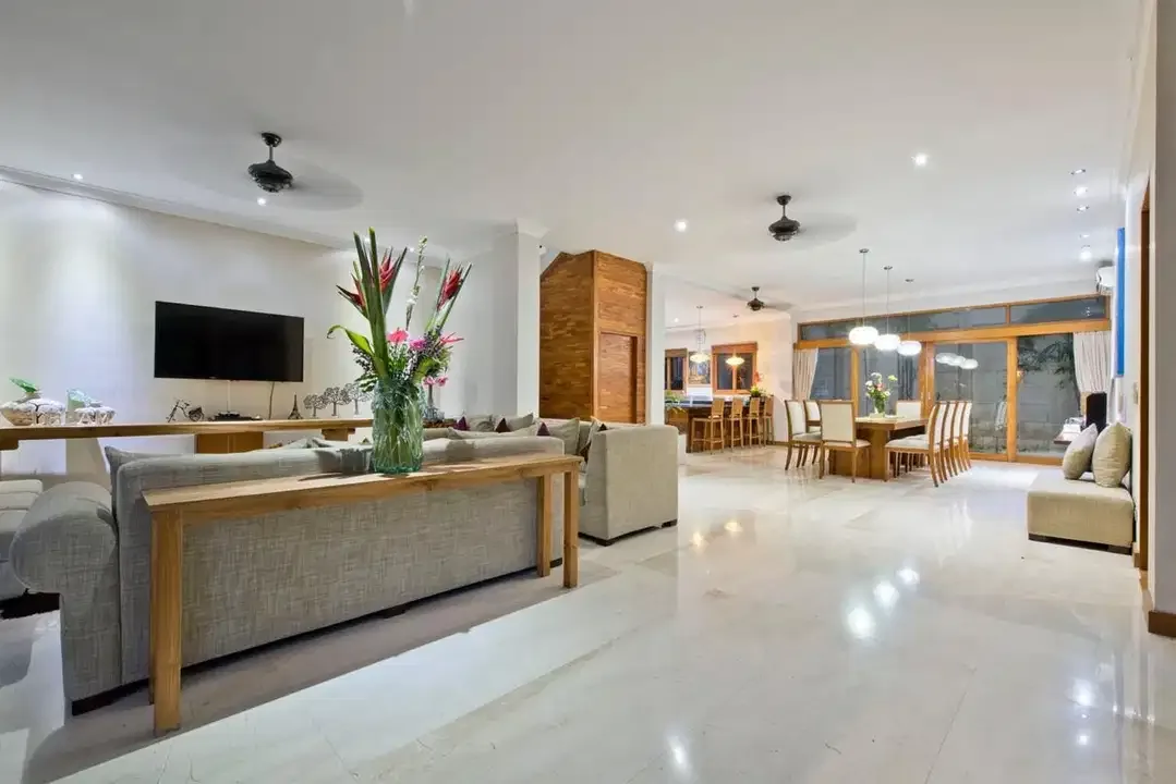 Villa 2 Lantai Elegan dengan Taman Besar di Kerobokan - Image 5 of 10