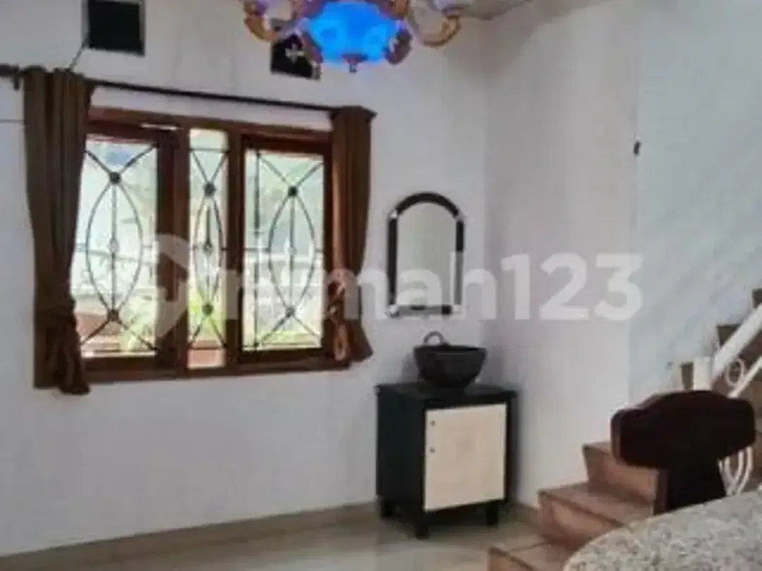 Rumah 2 Lantai 4Kt Dekat Pantai Berawa, Semi Furnished, Rp 140 Juta/Tahun - Image 2 of 5