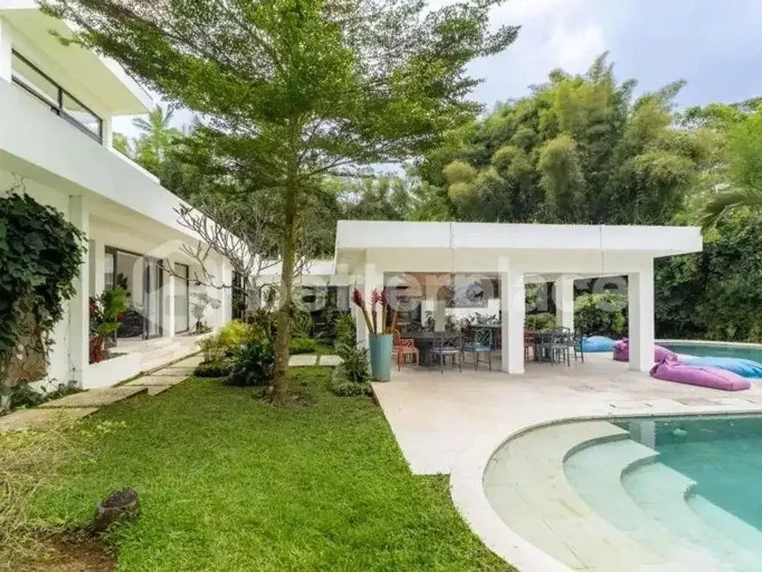 Rare Freehold Masterpiece in Tegalalang — A Six-Bedroom Jungle Retreat Set on 2,500 sqm of Land with Infinity Pool and Unmatched Investment Appeal - Image 4 of 10