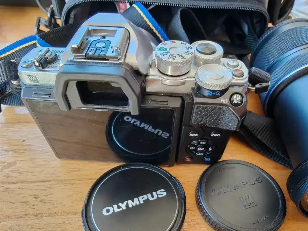 Kamera Olympus fullset like new plus Lensa - Image 2 of 8