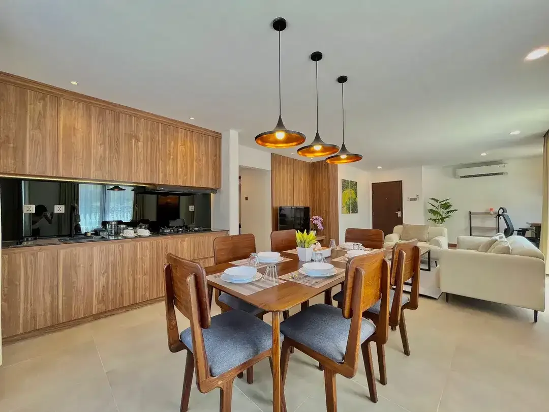 Stylish 2 Bedroom Low-rise Apartment - Fully Furnished - Image 9 of 10