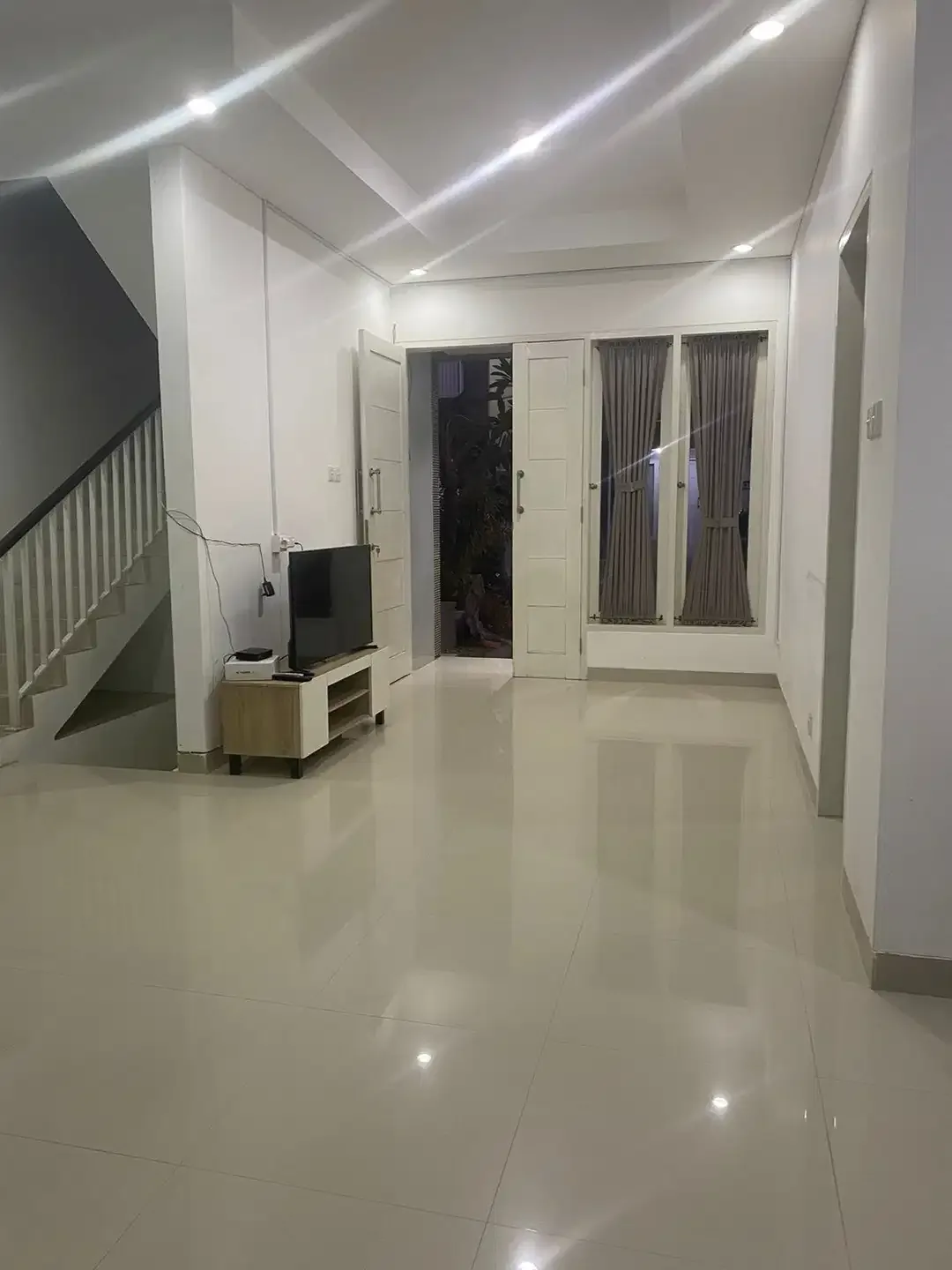 DI SEWAKAN RUMAH  BARU MINIMALIS FULL FURNISHED AREA DENPASAR - Image 8 of 10
