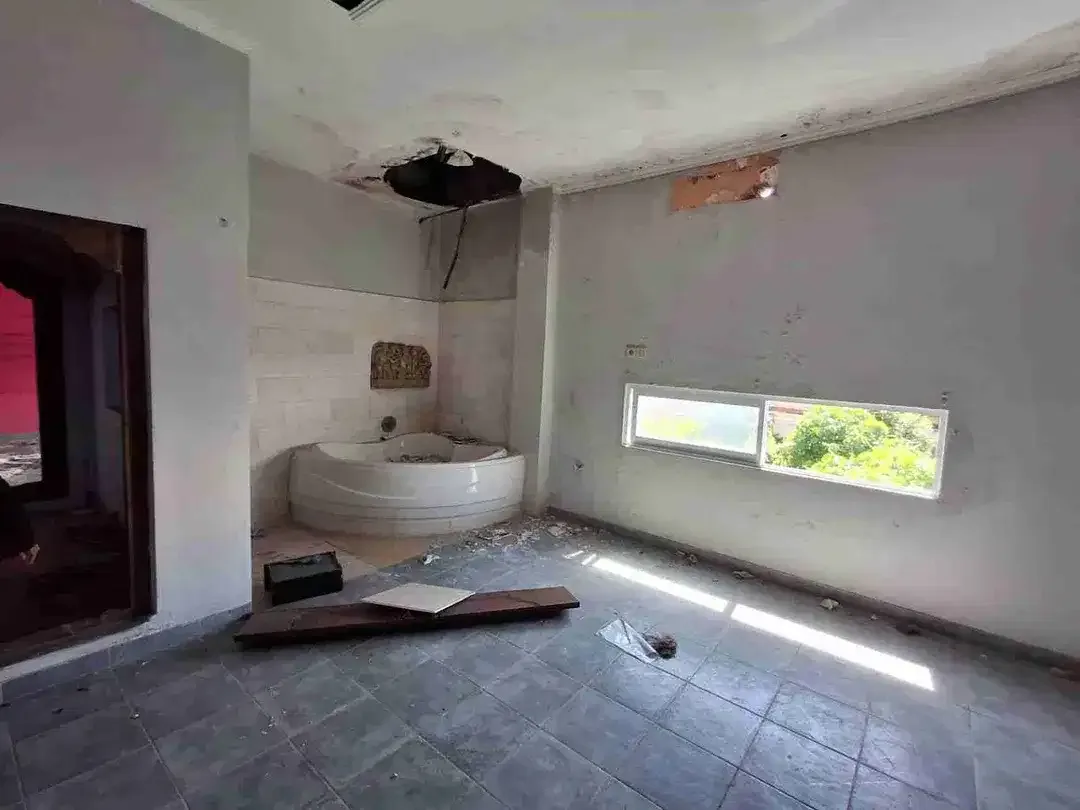 DI JUAL CEPAT TANAH BANGUNAN 2LANTAI DI JL. DANAU TEMPE, SIDAKARYA - DENPASAR SELATAN

SPESIFIKASI :

LT : 458m²

LB : 465m²

Pos Satpam 9m²

Lobby 

7 Kamar Bawah

11Kamar Atas

1 Office

Jalan - Image 8 of 10