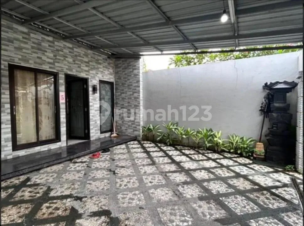 Rumah 2 Lantai Siap Huni Strategis di Laksamana Sumerta Renon - Image 1 of 4