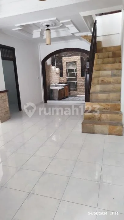 Rumah Nyaman dengan 5 Kamar di Kerobokan Yt - Image 3 of 4