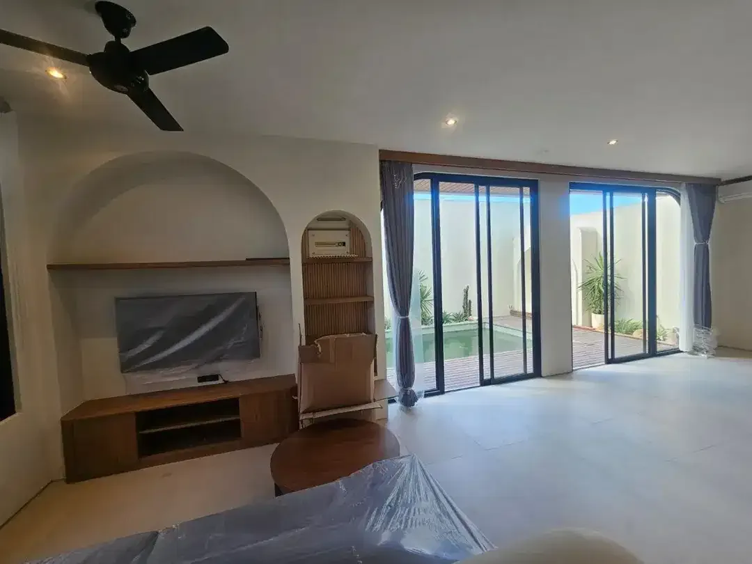 Dijual Modern Tropical Villa Baru Siap Sewa dengan Kolam Renang Pribadi Dekat Pantai Mengening Cemagi - Image 1 of 10